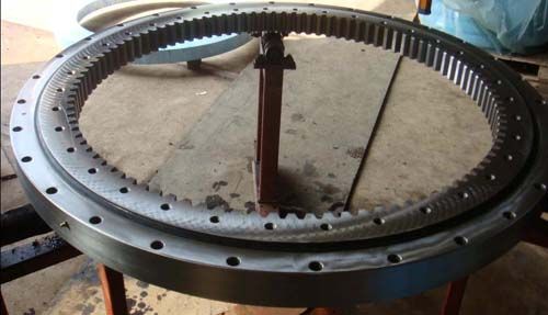 Crossed rolled bearing with internal gear